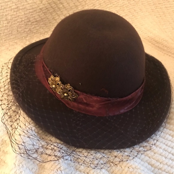 Three (3) Vintage hats and hatbox. - Picture 6 of 7